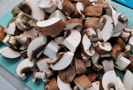 Фото шага рецепта Жареные шампиньоны подеревенски 140313 шаг 2  