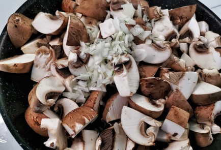 Фото шага рецепта Жареные шампиньоны подеревенски 140313 шаг 6  