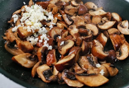 Фото шага рецепта Жареные шампиньоны подеревенски 140313 шаг 8  