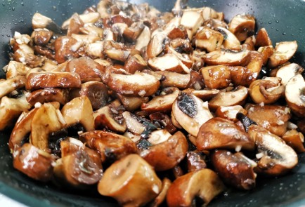 Фото шага рецепта Жареные шампиньоны подеревенски 140313 шаг 9  