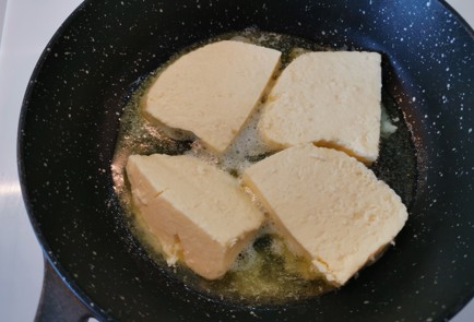 Фото шага рецепта Жареный адыгейский сыр карри 186848 шаг 3  