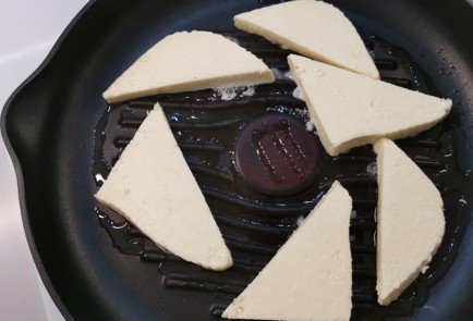 Фото шага рецепта Жареный адыгейский сыр с чесноком 186847 шаг 3  