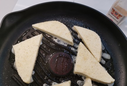 Фото шага рецепта Жареный адыгейский сыр с чесноком 186847 шаг 4  