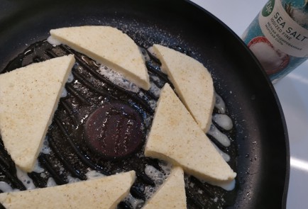 Фото шага рецепта Жареный адыгейский сыр с чесноком 186847 шаг 5  