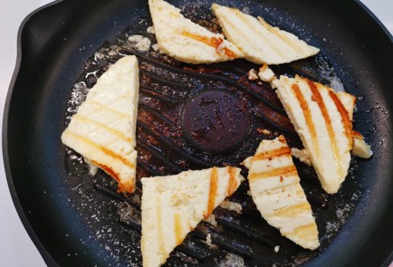 Фото шага рецепта Жареный адыгейский сыр с чесноком 186847 шаг 6  