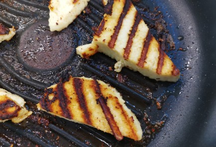 Фото шага рецепта Жареный адыгейский сыр с чесноком 186847 шаг 9  