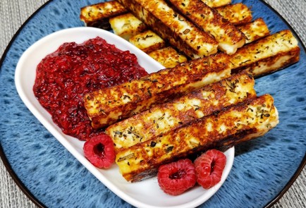 Фото шага рецепта Жареный адыгейский сыр с малиновым чатни 175383 шаг 10  