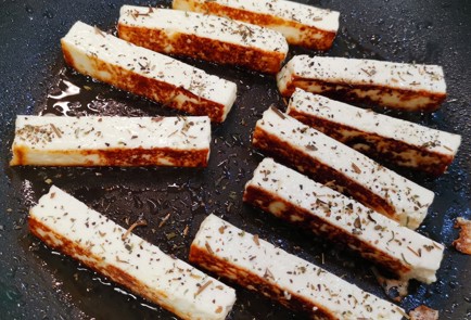 Фото шага рецепта Жареный адыгейский сыр с малиновым чатни 175383 шаг 8  