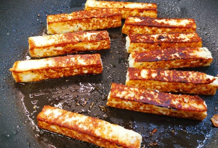 Фото шага рецепта Жареный адыгейский сыр с малиновым чатни 175383 шаг 9  