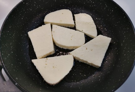 Фото шага рецепта Жареный адыгейский сыр 186400 шаг 5