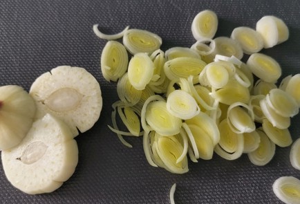 Фото шага рецепта Жареный чесночный картофель со шкварками 152347 шаг 1