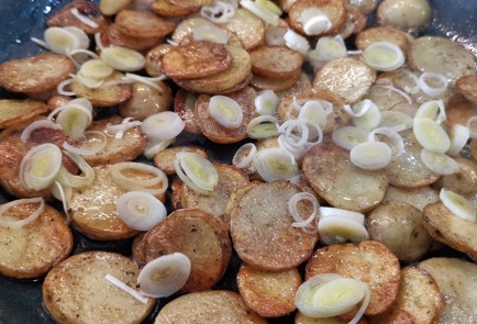 Фото шага рецепта Жареный чесночный картофель со шкварками 152347 шаг 6