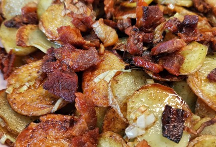 Фото шага рецепта Жареный чесночный картофель со шкварками 152347 шаг 7