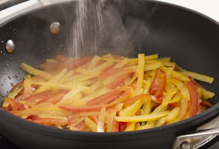 Фото шага рецепта Жареный халуми с перцами и нектаринами 69612 шаг 3  