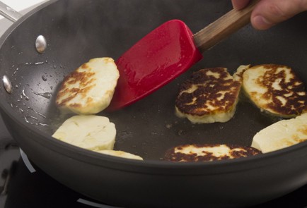 Фото шага рецепта Жареный халуми с перцами и нектаринами 69612 шаг 5  