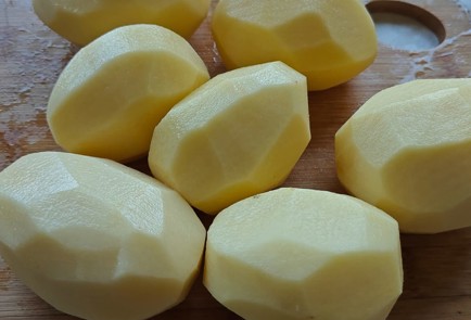 Фото шага рецепта Жареный картофель с тушенкой 189856 шаг 1  