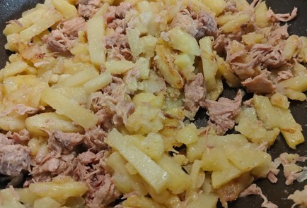 Фото шага рецепта Жареный картофель с тушенкой 189856 шаг 10  