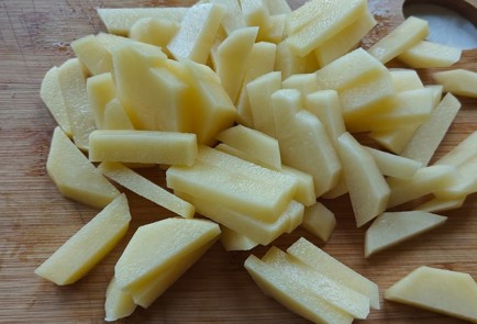 Фото шага рецепта Жареный картофель с тушенкой 189856 шаг 2  