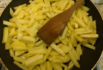 Фото шага рецепта Жареный картофель с тушенкой 189856 шаг 5  