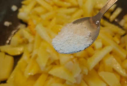 Фото шага рецепта Жареный картофель с тушенкой 189856 шаг 7  