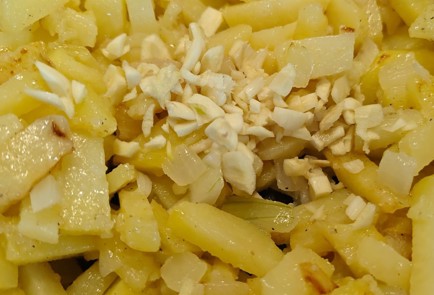 Фото шага рецепта Жареный картофель с тушенкой 189856 шаг 9  