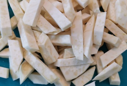 Фото шага рецепта Жареный корень сельдерея 174118 шаг 2  