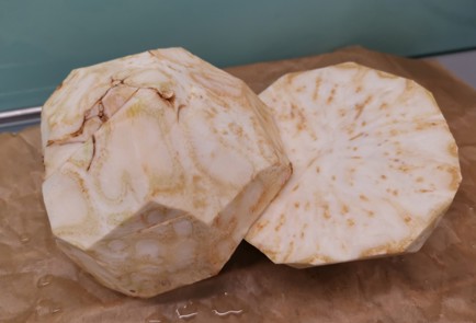 Фото шага рецепта Жареный корень сельдерея 188233 шаг 1