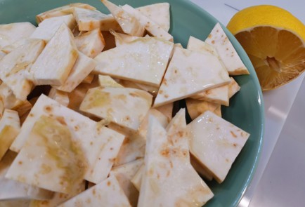 Фото шага рецепта Жареный корень сельдерея 188233 шаг 2