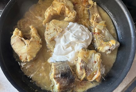 Фото шага рецепта Жареный минтай с луком 175768 шаг 10