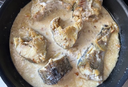 Фото шага рецепта Жареный минтай с луком 175768 шаг 11