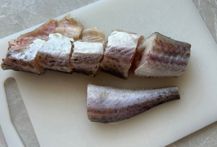 Фото шага рецепта Жареный минтай с луком 175768 шаг 2