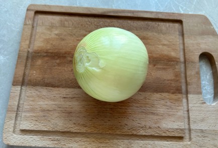 Фото шага рецепта Жареный минтай с луком 175768 шаг 3