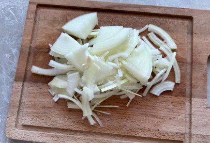 Фото шага рецепта Жареный минтай с луком 175768 шаг 4