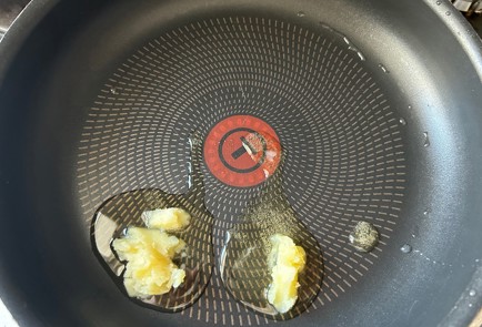 Фото шага рецепта Жареный минтай с луком 175768 шаг 5