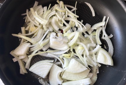 Фото шага рецепта Жареный минтай с луком 175768 шаг 6