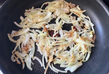 Фото шага рецепта Жареный минтай с луком 175768 шаг 7