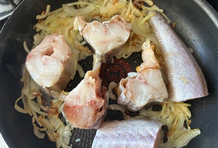 Фото шага рецепта Жареный минтай с луком 175768 шаг 8