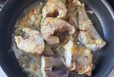 Фото шага рецепта Жареный минтай с луком 175768 шаг 9