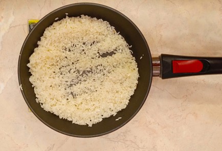 Фото шага рецепта Жаренный рис на сковороде 187000 шаг 6  