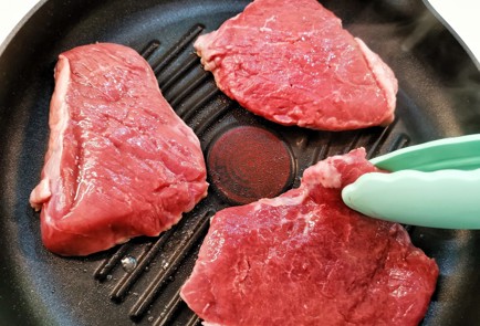 Фото шага рецепта Жареный стейк из телятины 140014 шаг 3  