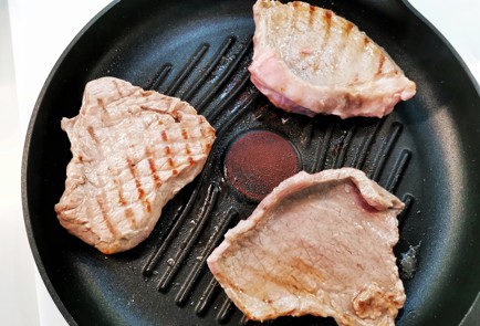 Фото шага рецепта Жареный стейк из телятины 140014 шаг 4  