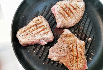 Фото шага рецепта Жареный стейк из телятины 140014 шаг 5  