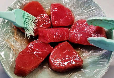 Фото шага рецепта Жареный стейк из тунца 140184 шаг 6  