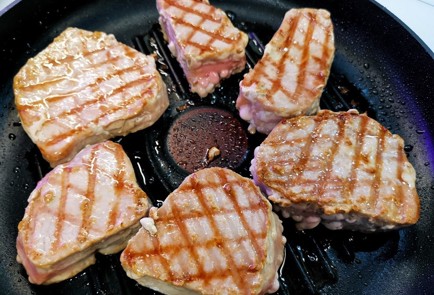 Фото шага рецепта Жареный стейк из тунца 140184 шаг 8  