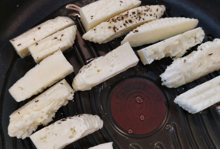 Фото шага рецепта Жареный сыр халуми из козьего молока с карри 151552 шаг 2  