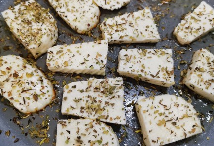 Фото шага рецепта Жареный сыр халуми с пряными овощами 152331 шаг 3  