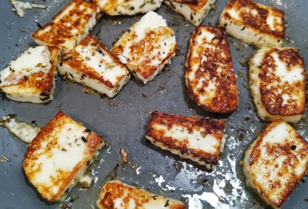 Фото шага рецепта Жареный сыр халуми с пряными овощами 152331 шаг 4  