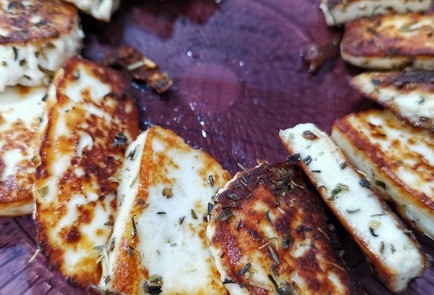 Фото шага рецепта Жареный сыр халуми с пряными овощами 152331 шаг 5  