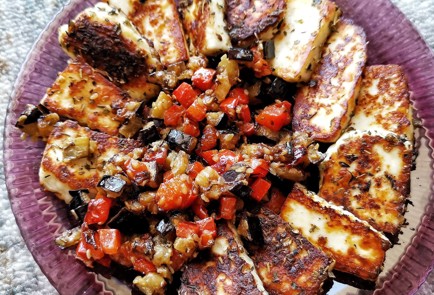 Фото шага рецепта Жареный сыр халуми с пряными овощами 152331 шаг 9  