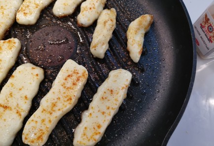 Фото шага рецепта Жареный сыр халуми с шафраном 186557 шаг 4  